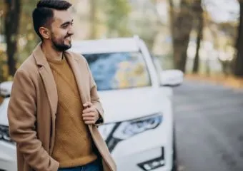Homem ao lado do carro novo